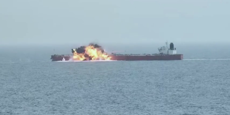 البحرية البريطانية.. استهداف سفينة تجارية بصاروخ في خليج عدن