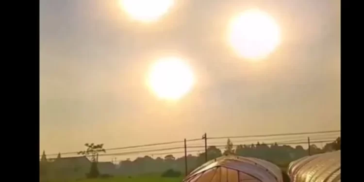 ظهور 3 شموس بالسماء يثير الفزع