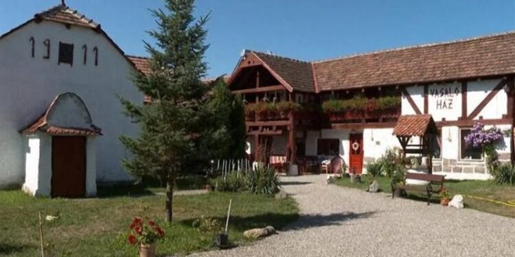 قرية رومانية تقدم تجربة فريدة للسياح