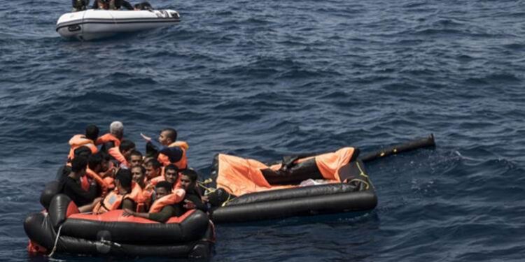 مقتل 13 بعد غرق قارب قبالة سواحل اليمن