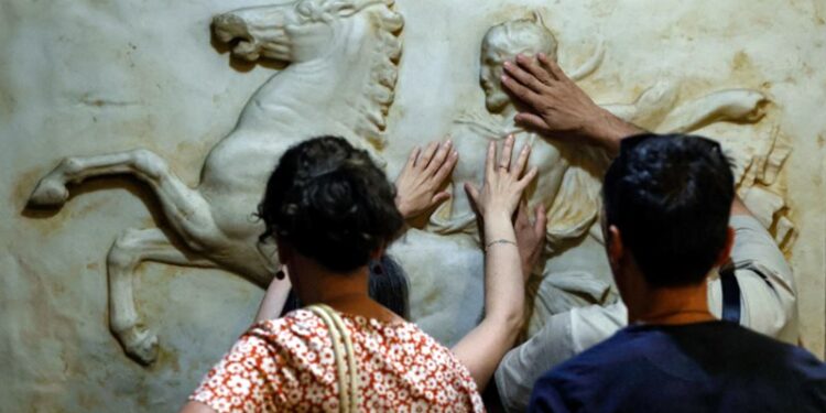 متحف إسباني يتيح للــ”مكفوفين” استكشاف المعالم الأثرية باللمس