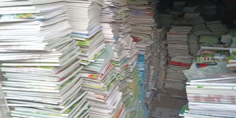 بغداد.. ضبط مخازن كتب دراسية “مسربة” من وزارة التربية في منطقة الشعب