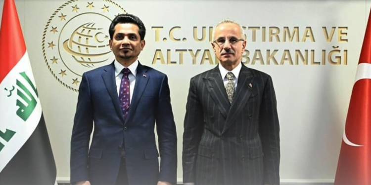 وزير النقل يصل إسطنبول