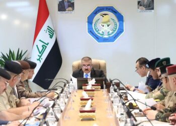 وزير الداخلية يناقش مع عدد من القادة والضباط العمل الأمني والخدمي
