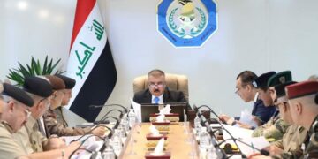 وزير الداخلية يناقش مع عدد من القادة والضباط العمل الأمني والخدمي