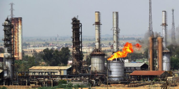 العراق يشارك بريطانيا واردات حقوله النفطية والغازية عبر “عقد سري”