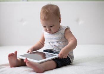 أضرار الأجهزة الرقمية على الأطفال وكيفية معالجة إدمانها