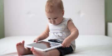 أضرار الأجهزة الرقمية على الأطفال وكيفية معالجة إدمانها