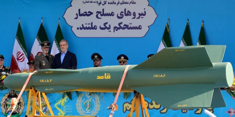 إيران تستعرض أسلحة جديدة وتتــــوعد إسرائيل