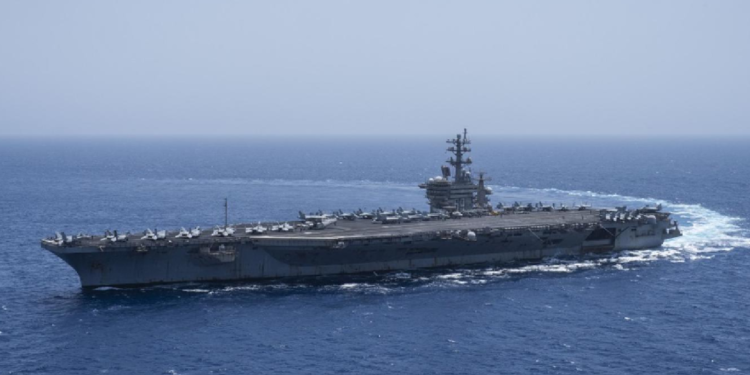 إصابة سفينة تجارية بقذائف قبالة سواحل اليمن