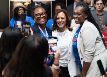 حملة هاريس تستهدف استقطاب أصوات “الطالبات السود”
