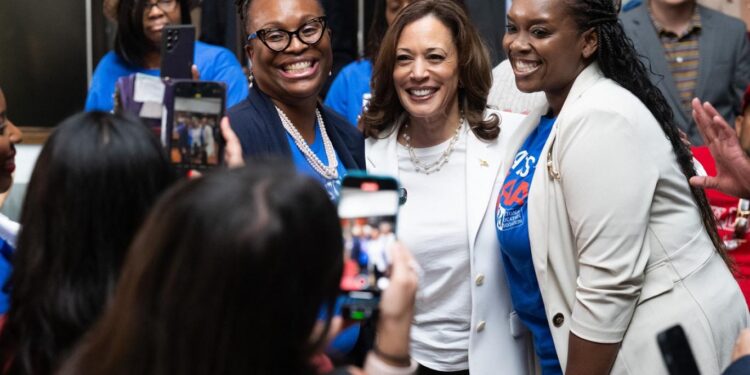 حملة هاريس تستهدف استقطاب أصوات “الطالبات السود”