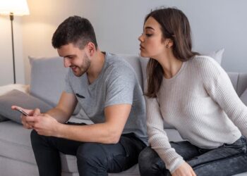 التجسس على هاتف الشريك خطيئة لا يبررها الفضول أو الشكوك
