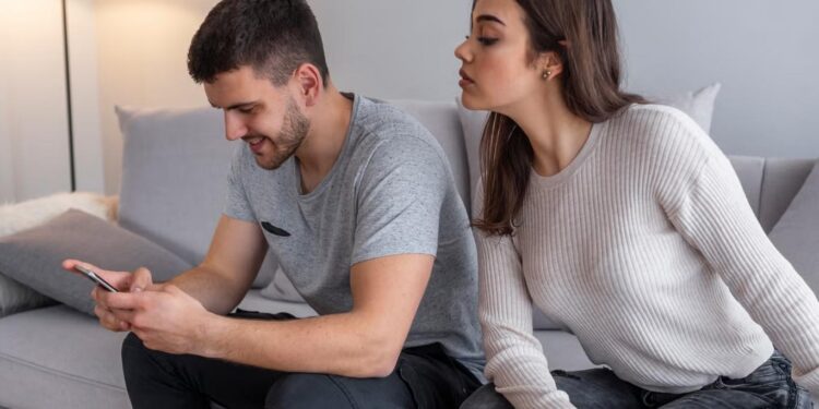 التجسس على هاتف الشريك خطيئة لا يبررها الفضول أو الشكوك