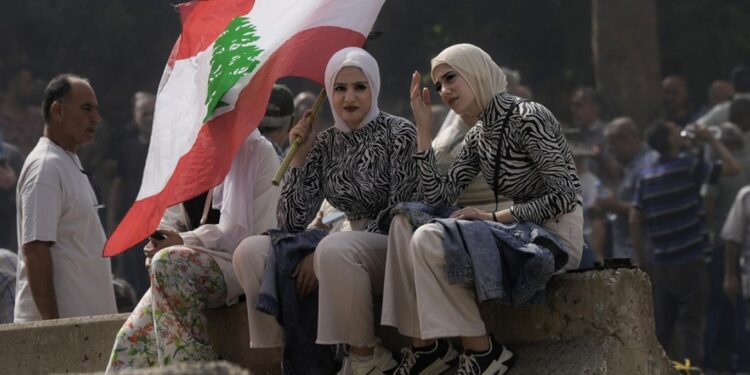 لبنان.. العسكريون المتقاعدون يتحركون في الشارع ضد حكومة ميقاتي