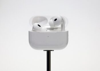 سماعات “إير بودز” تتحــول إلى أداة مساعدة للسمع