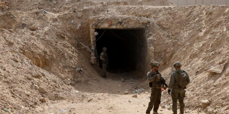 الجيش الإسرائيلي يعرض أنفاقا في جنوب قطاع غزة