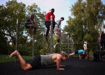 بريطانيا تحول “سكاكين الجرائم” إلى تجهيزات رياضية