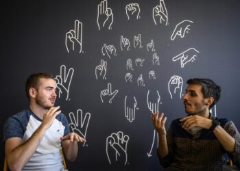 عندما تتكلم الأيدي