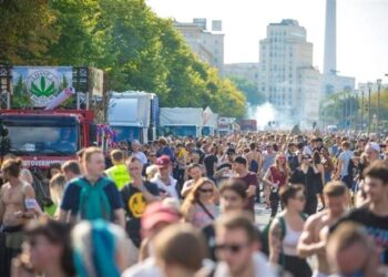 موكب قطار الحب يجوب العاصمة الألمانية برلين
