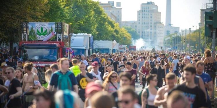 موكب قطار الحب يجوب العاصمة الألمانية برلين