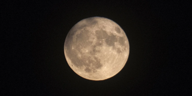 الاعلان عن حدث لخســـوف جزئي للقمر يُرى في العراق