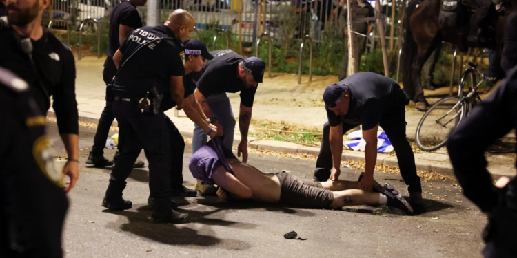 تل أبيب..  تظاهرات وأعمال شغب واعتقالات