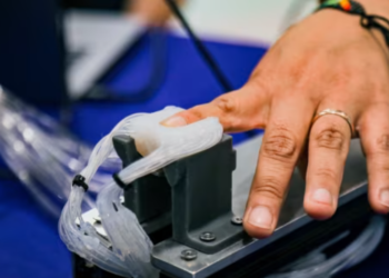 ابتكــــار يسمح بلمس أيدي أحبائنا عن بُعد