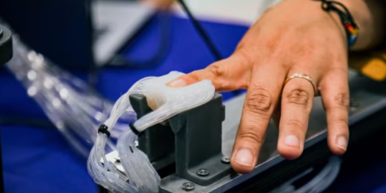 ابتكــــار يسمح بلمس أيدي أحبائنا عن بُعد