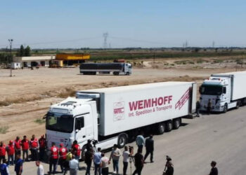 40 شاحنة عراقية تتجه الى بيروت محملة بالغذاء والدواء