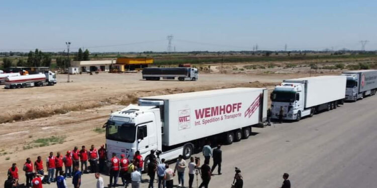 40 شاحنة عراقية تتجه الى بيروت محملة بالغذاء والدواء