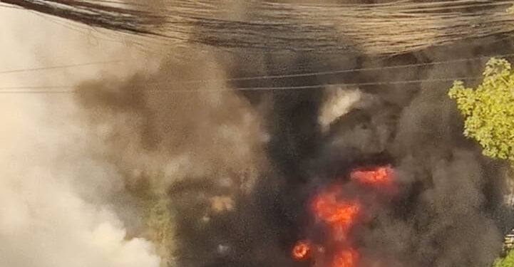 حريق أمام مكتب المندلاوي في شارع فلسطين