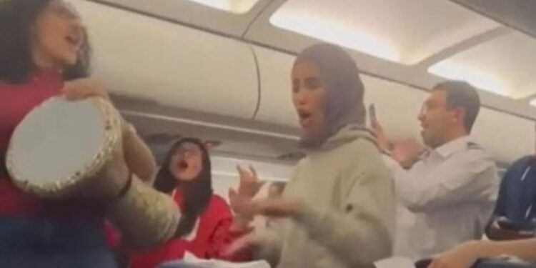 “هاربون من مستشفى المجـــانين” يسيطرون على طائرة مصرية