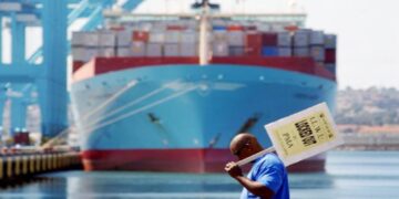 عمال الموانئ الأمريكية يستعدون لإضراب كبير