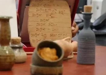 باحثة تنتـــج عطرًا استخدمه السومريون قبل 4500 عام‎ ,, “مكوناته مكتوبة على لوح طيني”