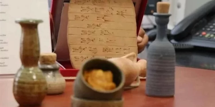 باحثة تنتـــج عطرًا استخدمه السومريون قبل 4500 عام‎ ,, “مكوناته مكتوبة على لوح طيني”