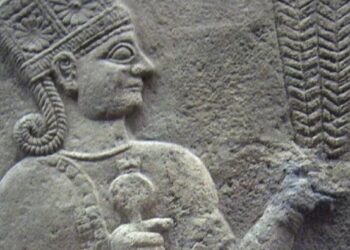 كوبابا … من نادلة في حانة إِلى أَول ملكة في التاريخ