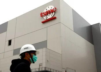 TSMC وسامسونج تبحثان بنـــاء مصانع ضخمة للرقائق في الإمارات