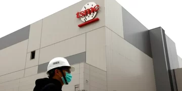 TSMC وسامسونج تبحثان بنـــاء مصانع ضخمة للرقائق في الإمارات
