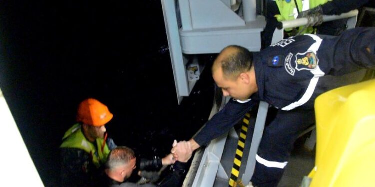 مصر.. انقاذ 3 سياح بريطانيين في البحر الأحمر