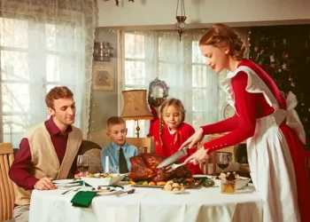 نساء غربيات تــــروج لفكرة “الزوجة التقليدية”