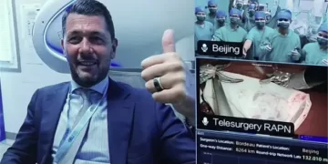 طبيب إسباني في فرنسا يزيل ورم مريض بالصين… أول جراحة عابرة للقارات