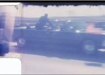 بعد مــرور أكثر من 60 عامًا … لقطات جديدة لحادثة اغتيال جون إف كينيدي