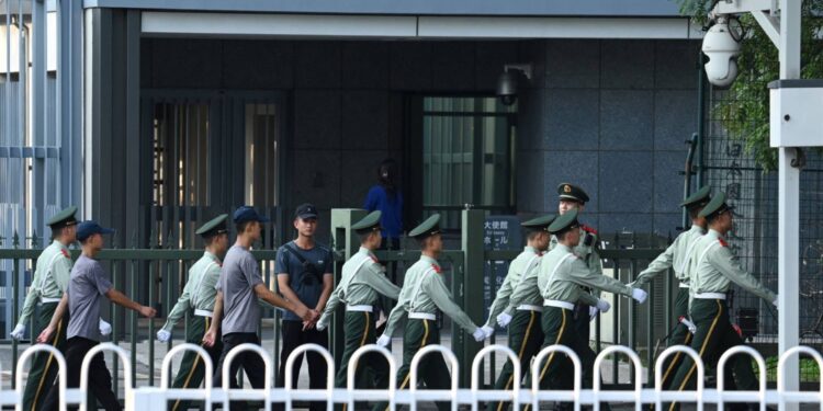 وزيرة الخارجية اليابانية تلتقي نظيرها الصيني… بعد مقتل تلميذ