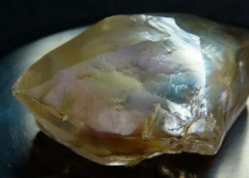 استخراج ماسة تزن (262.5 قيراط) في روسيا