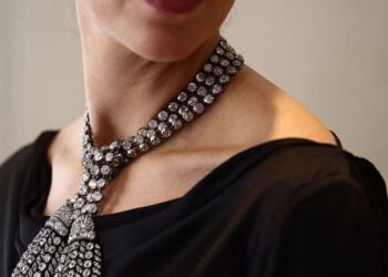 مزاد على قلادة تحتوي على 500 ماسة,,, يعود تاريخه إلى القرن الثامن عشر