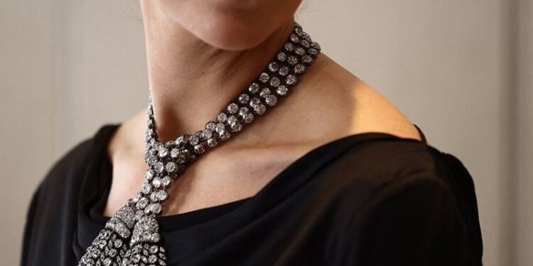 مزاد على قلادة تحتوي على 500 ماسة,,, يعود تاريخه إلى القرن الثامن عشر