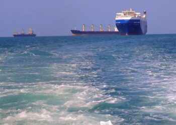 انتحال صفة البحرية البريطانية يستهدف السفن في البحر الأحمر