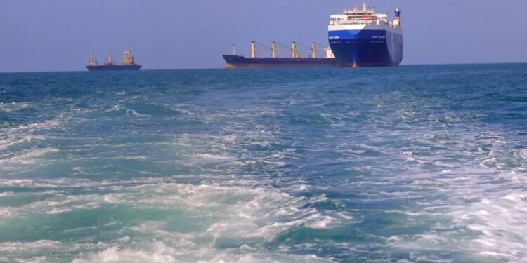 انتحال صفة البحرية البريطانية يستهدف السفن في البحر الأحمر