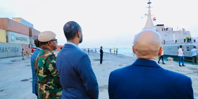 وزير دفاع الصومال يستقبـــل أسلحة ومعدات عسكرية من مصر